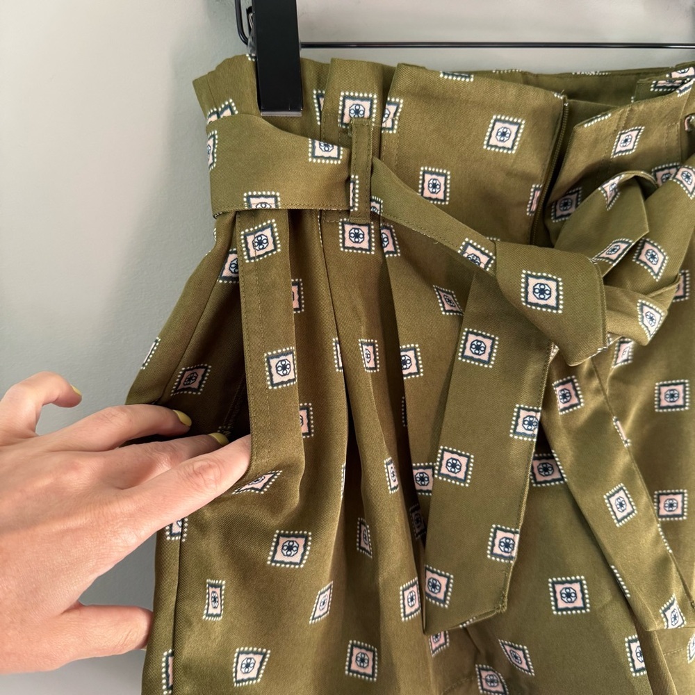 ANN TAYLOR FACTORY OLIVE GREEN PRINT BELTED SHORTS SIZE 2 - Picture 5 of 9